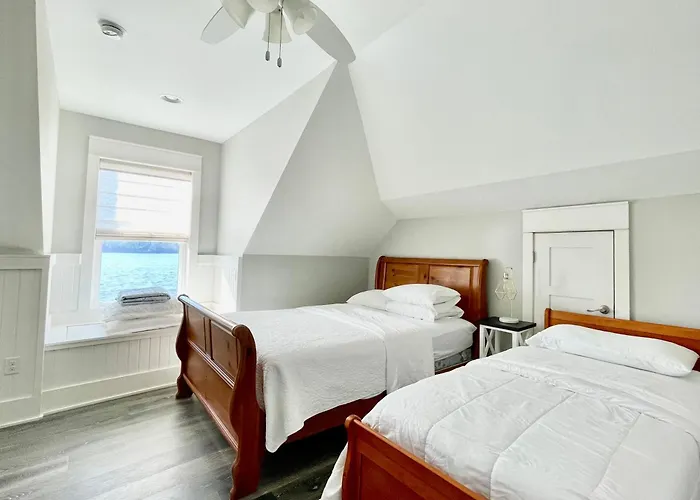 Bayfront Retreat With Private Pier For All Ages