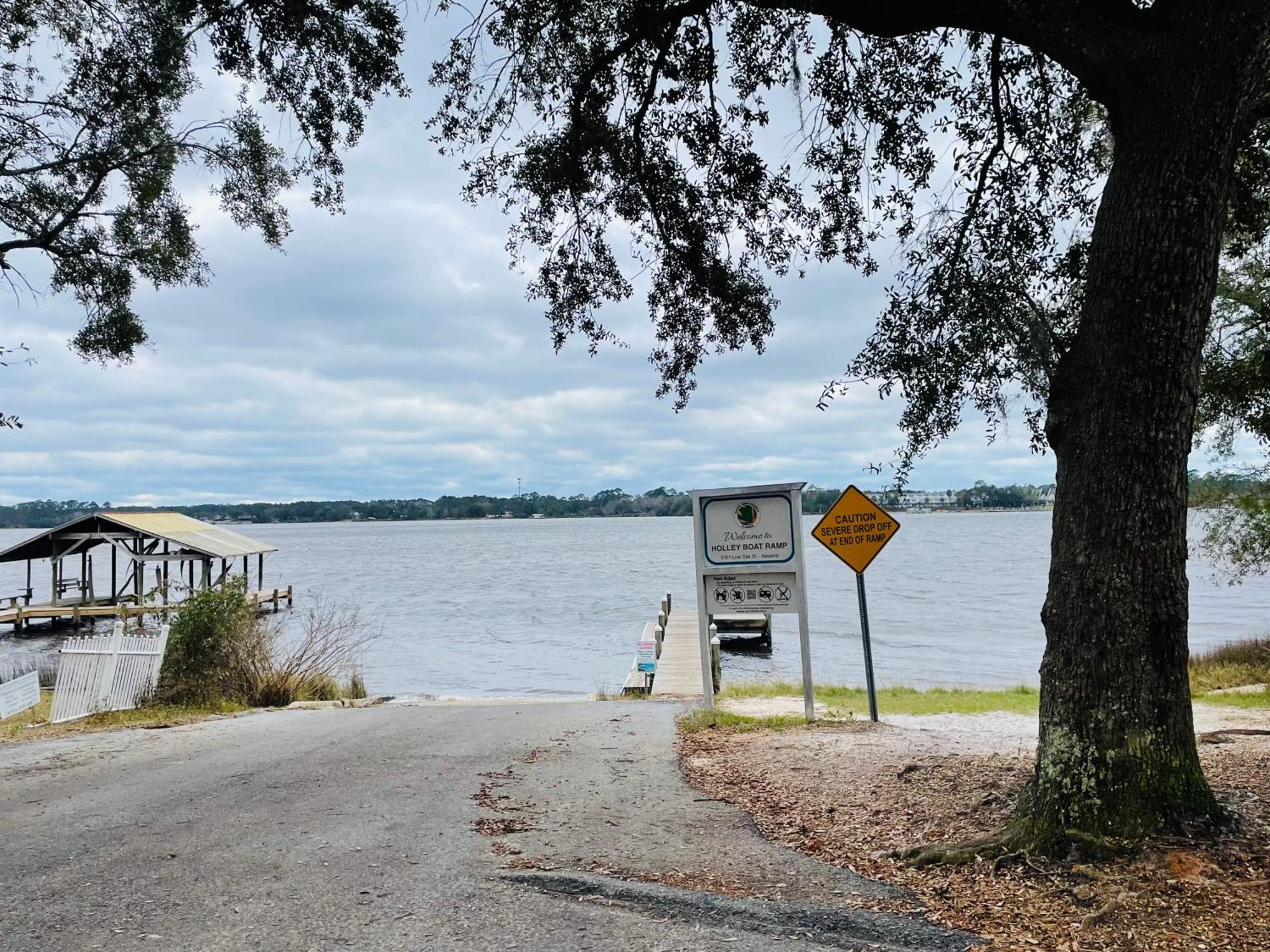 Bayfront Retreat With Private Pier For Ages Navarre