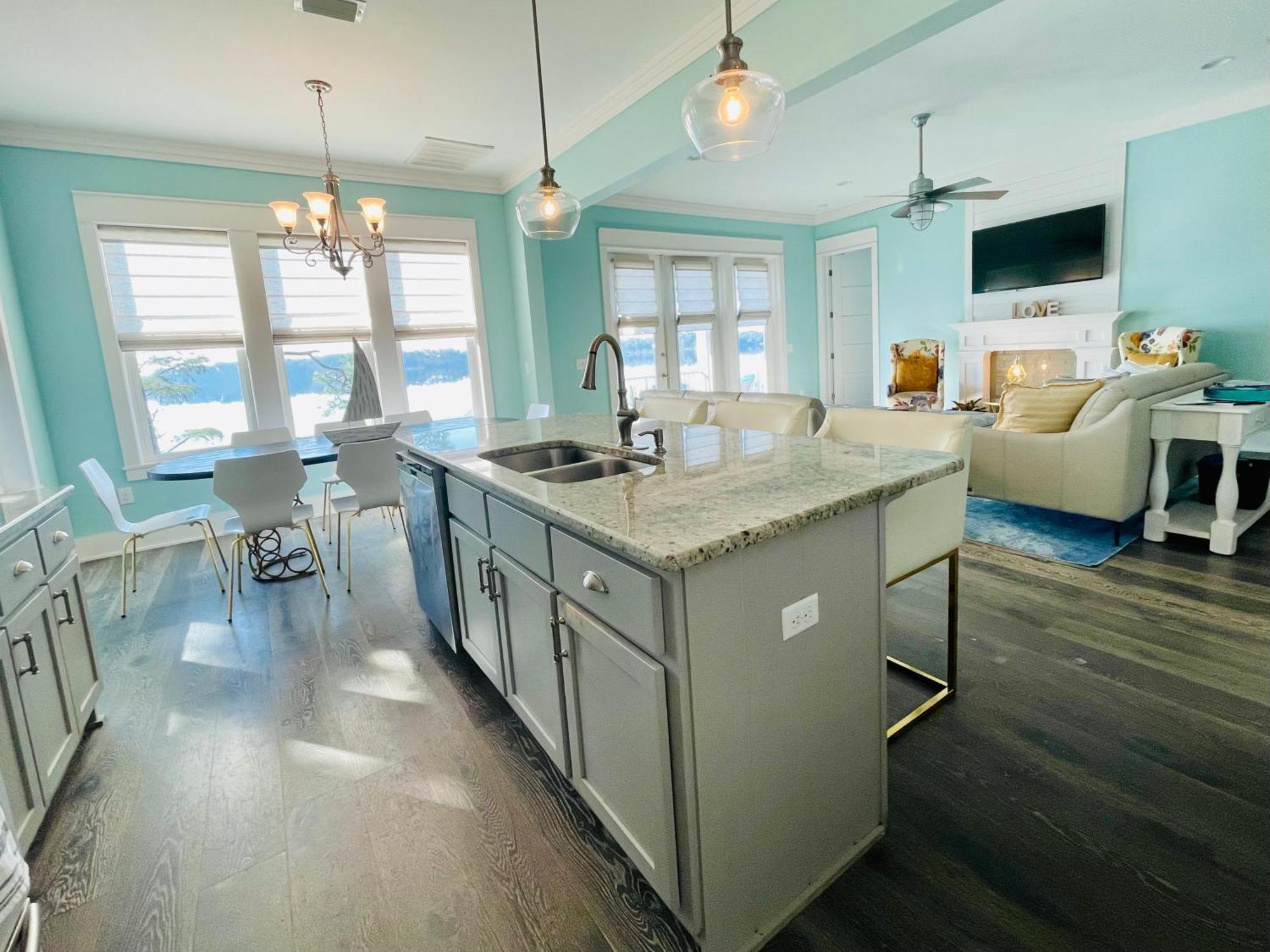 Bayfront Retreat With Private Pier For Ages Navarre