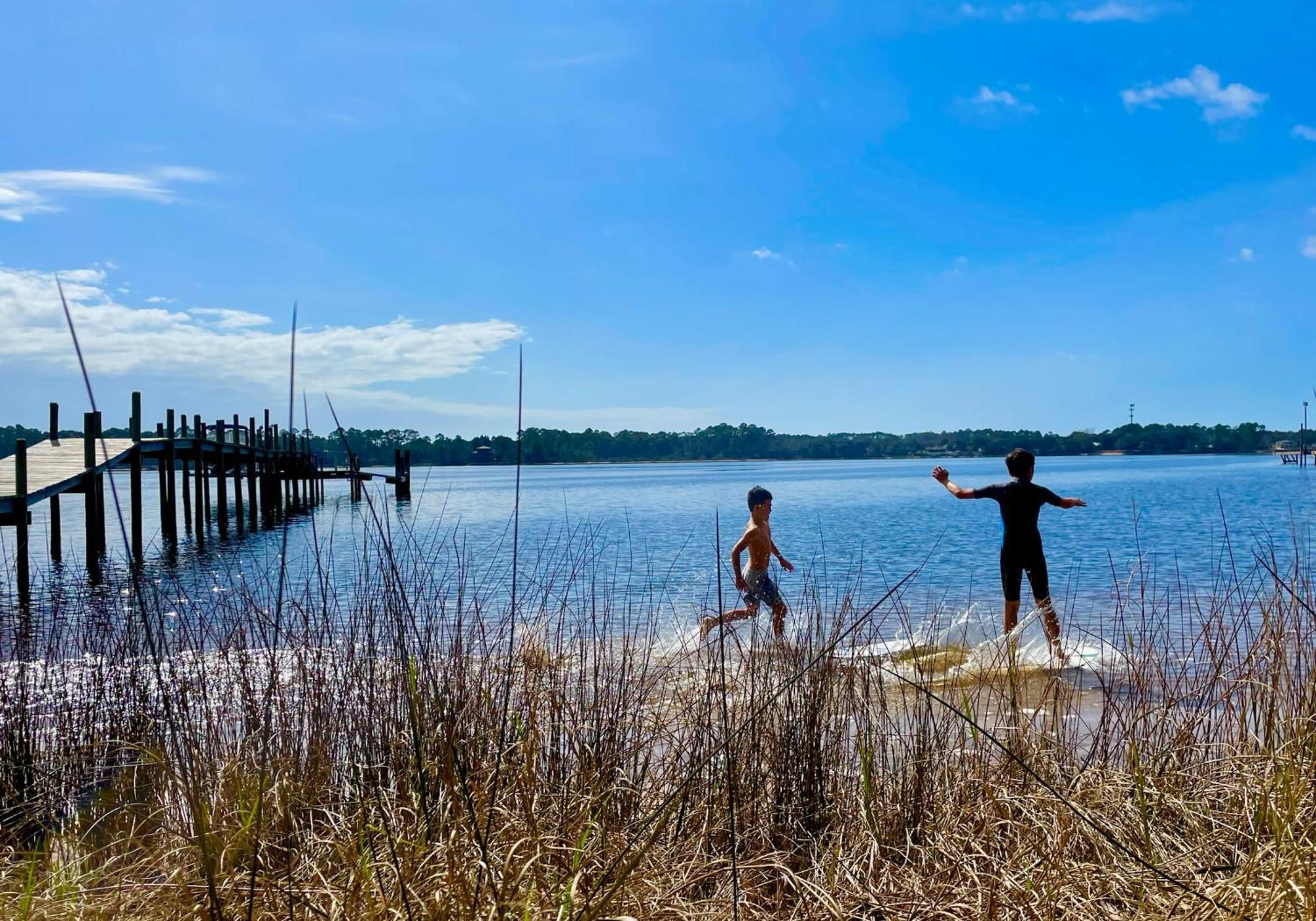 Bayfront Retreat With Private Pier For Ages Navarre